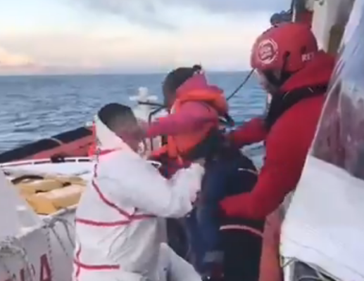 Migranti, 11 in precario stato di salute sbarcati in Sicilia. Open Arms: “Cerchiamo porto sicuro per gli atri 62” Migranti, 11 in precario stato di salute sbarcati in Sicilia. Open Arms: “Cerchiamo porto sicuro per gli atri 62”