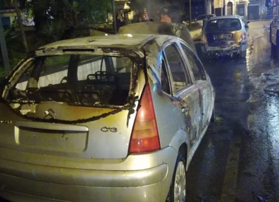 Notte “infuocata” in piazza Carlo Alberto, due auto divorate dalle fiamme: indagini in corso