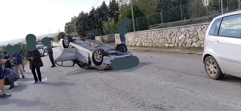 Incidente sulla Circonvallazione, Mercedes sbatte contro un muretto e si ribalta