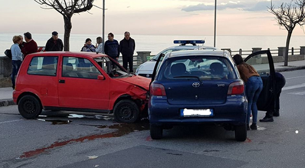 Scontro sul Lungomare, auto accartocciate: passanti soccorrono i conducenti
