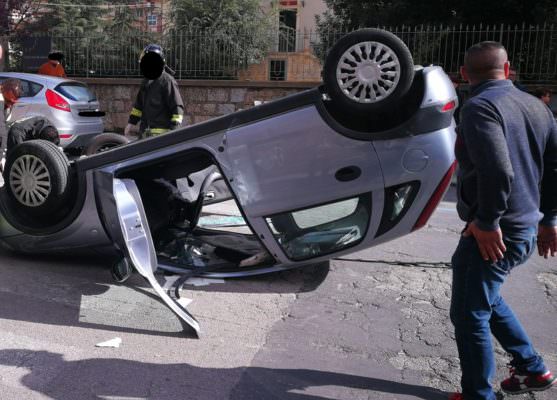 Paura nel Catanese, uomo accusa malore e si ribalta con l’auto: conducente in ospedale e traffico in tilt