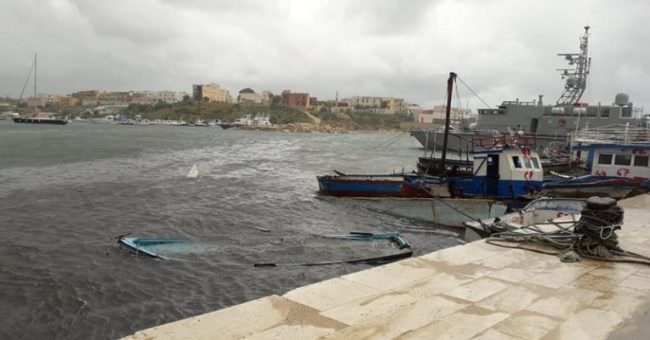 Barche abbandonate sprofondano nel porto di Lampedusa, sindaco: “Rischio incidenti gravi e danno ambientale”