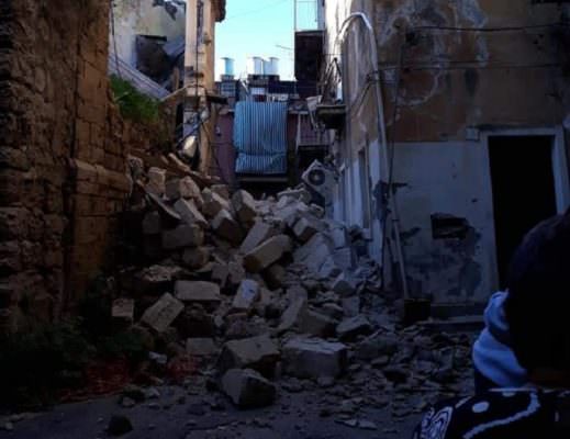 Scene da film nel quartiere San Paolo, crolla abitazione: ferita una ragazza, gente in strada