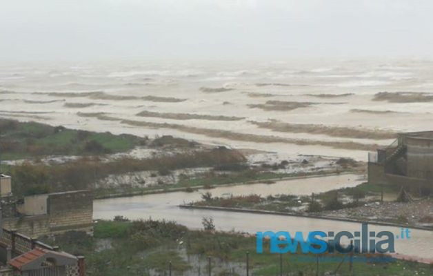 Mare forza 10, onde sommergono le strade: sindaco chiede evacuazione, interviene il comitato FondachelloPlaya