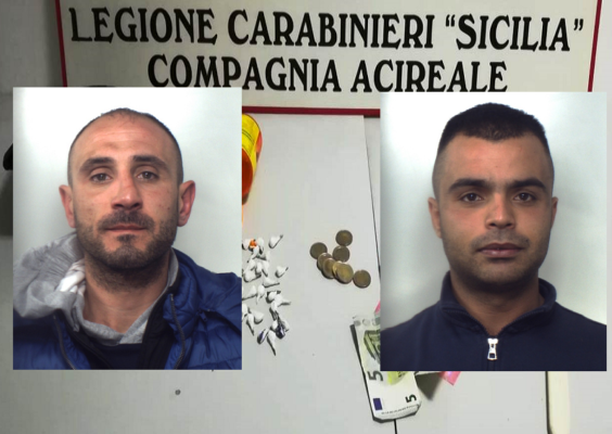 Sorpresi mentre nascondono un barattolo di cocaina in un muro nel Catanese: 2 arresti