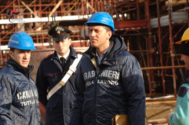 Caporalato e lavoratori in nero: attività sospesa per 4 aziende, 2 titolari denunciati