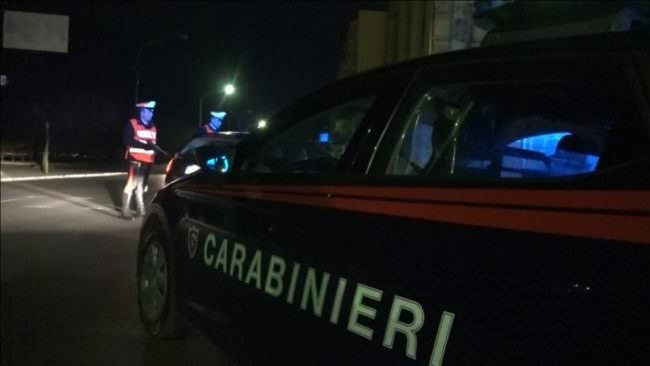 Parcheggiatore abusivo sorpreso a rubare coperchi coprimozzo da auto posteggiate: arrestato 61enne
