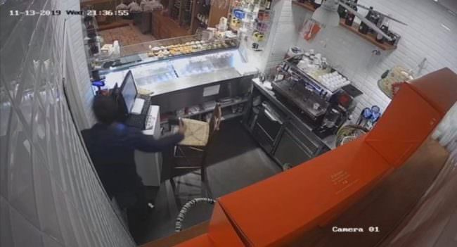 Ruba cellulare nel ristorante di Natale Giunta, ma lui mette le sue foto su Facebook: “Vergogna!”