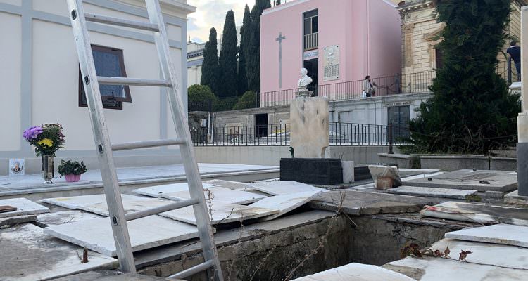 Paura al cimitero, operaio precipita in una tomba: contusioni e lussazione alla spalla