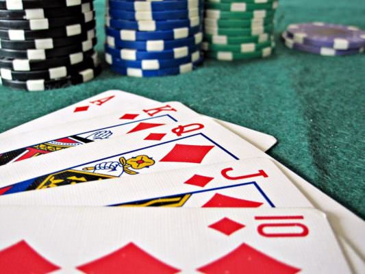 Tornei di poker texano abusivi: chiusa una nota discoteca di Catania, responsabili deferiti