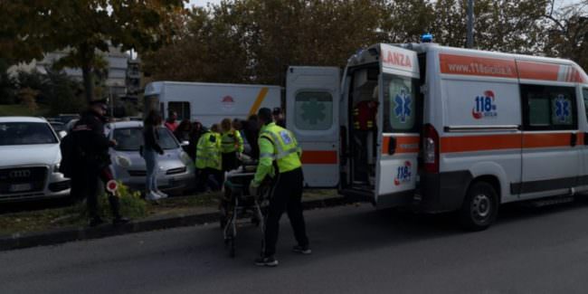 Tragedia sfiorata nel Catanese, 24enne sprofonda in un tombino: trasportata in ospedale