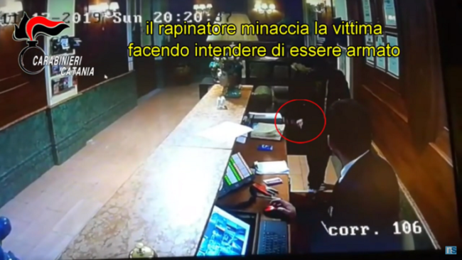 Catania, rapina albergo di via Platamone e fugge: 41enne arrestato sul “Librino Express” – VIDEO