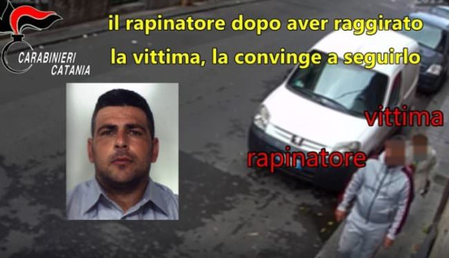 “Ti vuole salutare mia madre”: raggira e rapina anziana in centro a Catania, poi la scaraventa per terra – VIDEO