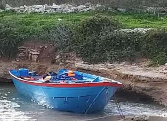 Sbarco fantasma sulla costa agrigentina, trovato barchino sull’arenile: dei migranti nessuna traccia