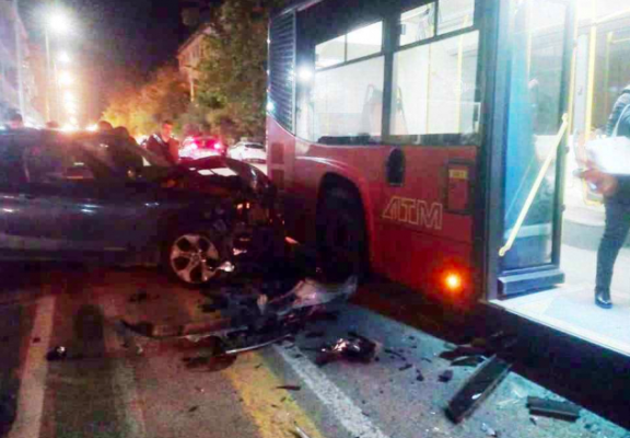 Auto si schianta contro bus: paura tra i passeggeri