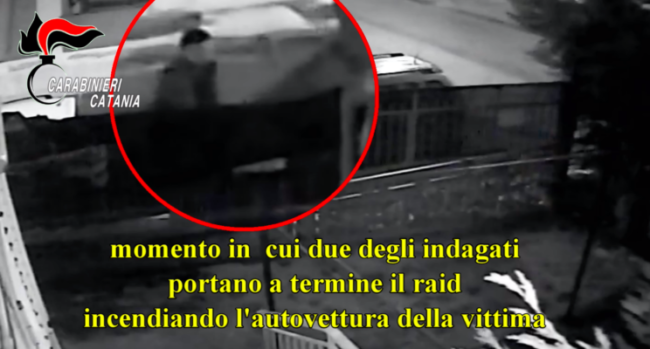 Incendia l’auto della ex con l’aiuto di 2 complici nel Catanese: scattano le misure cautelari – VIDEO