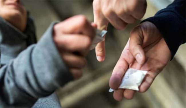 Via vai di tossicodipendenti: polizia sorprende e segnala due pusher minorenni
