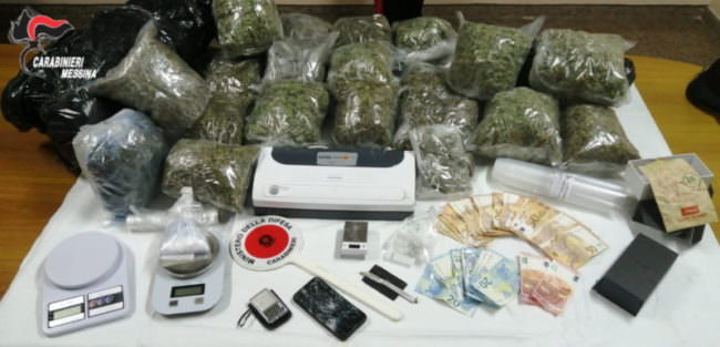 Casa della droga nel quartiere: armadi, borse e finestre nascondevano chili di stupefacente