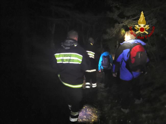 Buio e nebbia, turisti dispersi sull’Etna: salvati dai vigili del fuoco – FOTO e VIDEO