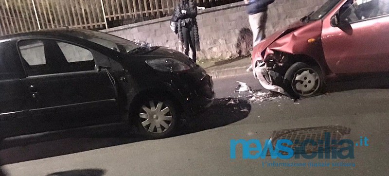 Scontro frontale tra 2 auto nel Catanese: intervento del 118, paura in strada