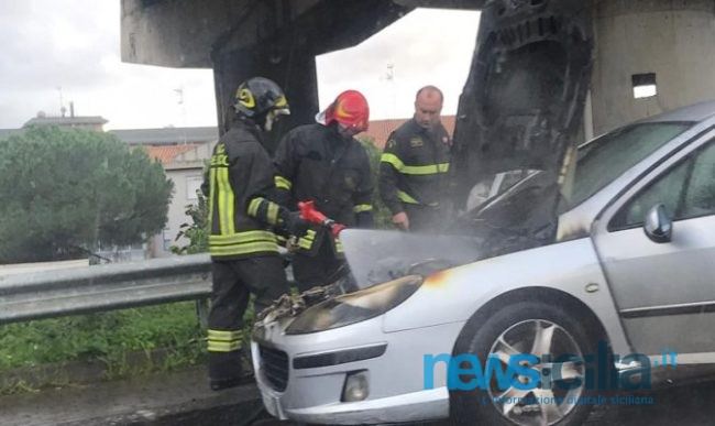 Gravina di Catania, auto in fiamme in via San Paolo: vigili del fuoco sul posto