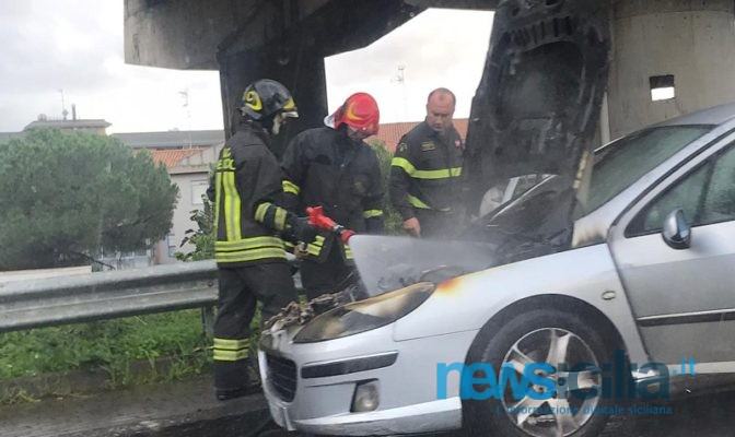 Gravina di Catania, auto in fiamme in via San Paolo: vigili del fuoco sul posto