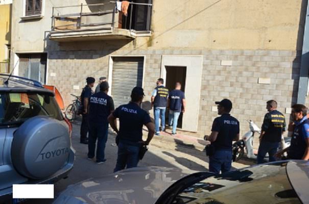 Posti letto affittati in nero a extracomunitari e vendita di cibi scaduti: denunciato gestore di un supermercato