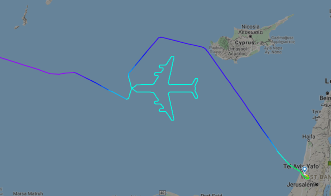 Artisti in alta quota, il volo Roma-Tel Aviv disegna un aereo in cielo per celebrare la sua “pensione”