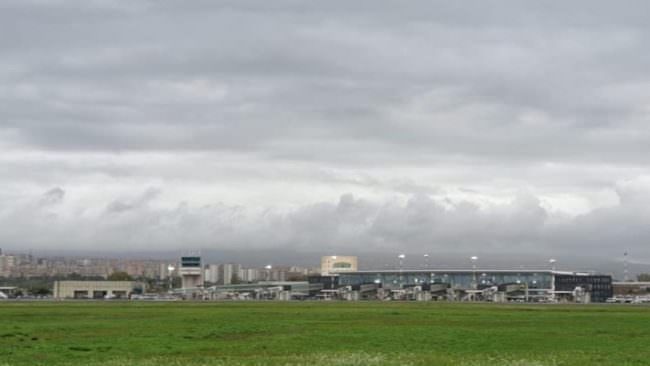 Catania, allerta rossa per pioggia e disagi all’aeroporto: rischio cancellazione voli