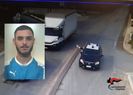 Folle inseguimento con i carabinieri per aver rubato un furgone: arrestato 21enne