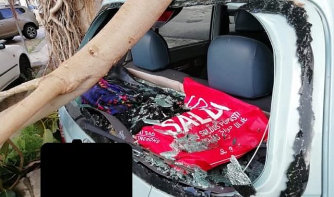 Auto distrutte e detriti in strada, Lungomare impraticabile: il sindaco ne dispone la chiusura temporanea
