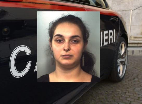 Farmacia “depredata” nel Catanese, rubati medicinali e cosmetici per 700 euro: arrestata ladra 25enne