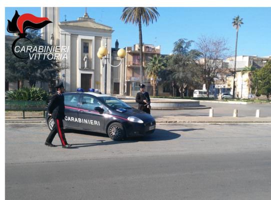 Spaccio di marijuana davanti al cancello della scuola, arrestato pusher 27enne