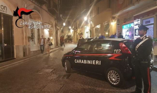 Alimenti scaduti e carenze igienico-sanitarie in un noto locale del centro: multa e attività sospesa
