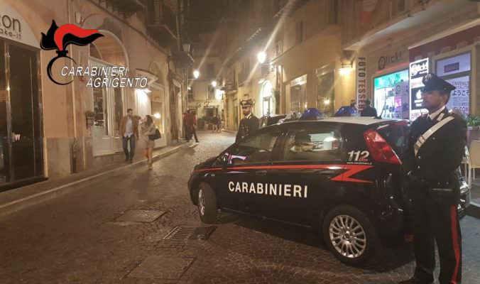 Alimenti scaduti e carenze igienico-sanitarie in un noto locale del centro: multa e attività sospesa