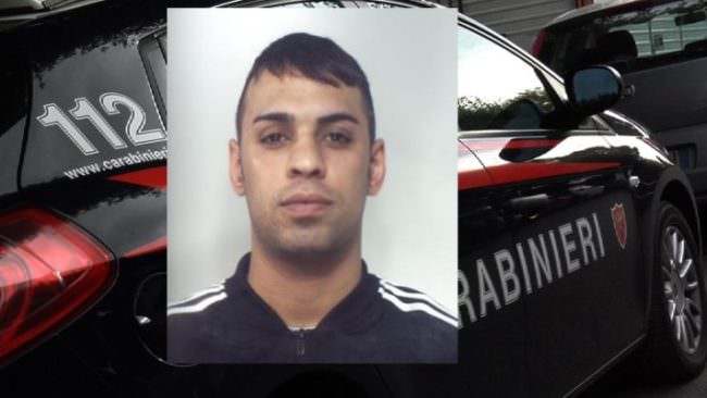 Vìola gli arresti domiciliari per chiacchierare sull’uscio di casa con gli amici: arrestato 26enne