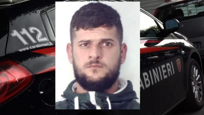 Auto abbandonata come deposito per la droga, arrestato pusher in via Della Concordia
