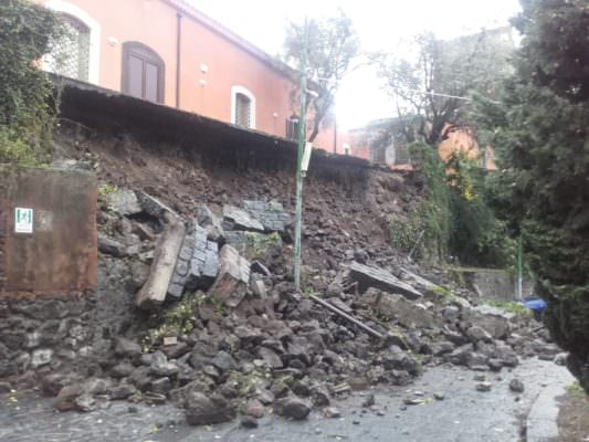 Maltempo nel Catanese, cede muro di contenimento a Gravina: chiuso edificio comunale – I DETTAGLI