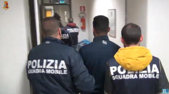 Rapinano abitazione e poi tentano di violentare la donna in casa: arrestati due tunisini – VIDEO