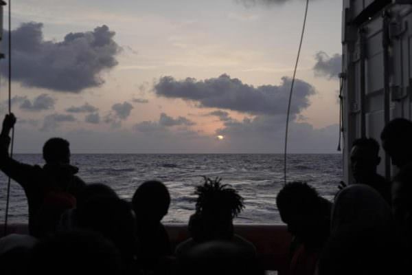 Migranti, Ocean Viking recupera 422 persone: appello per un porto sicuro