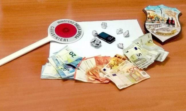 Droga nascosta tra garage, abitazione e auto: arrestate 4 persone nel Catanese