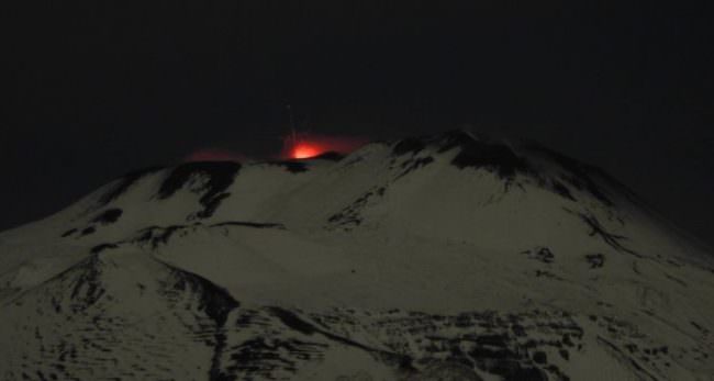 Neve e lava: l’Etna dà spettacolo