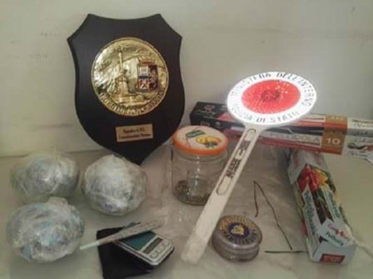 Forte odore di marijuana, poliziotti seguono le “tracce” e ne scoprono grosse quantità: arrestato catanese