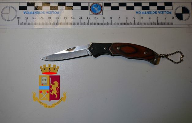 Scooter senza assicurazione, fermato 32enne: ritrovato anche un coltello a serramanico