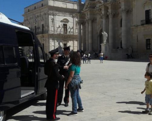 “C’è stata una rissa con una persona accoltellata in Piazza Duomo” ma è un falso allarme, due ragazze nei guai