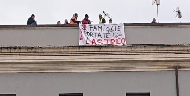 Ospedale Garibaldi, ex autisti-soccorritori dormono sul tetto: “Licenziati nonostante il reinserimento”, interviene l’azienda