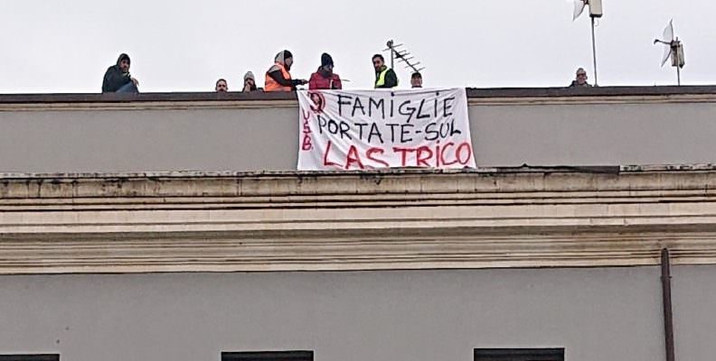 Ospedale Garibaldi, ex autisti-soccorritori dormono sul tetto: “Licenziati nonostante il reinserimento”, interviene l’azienda