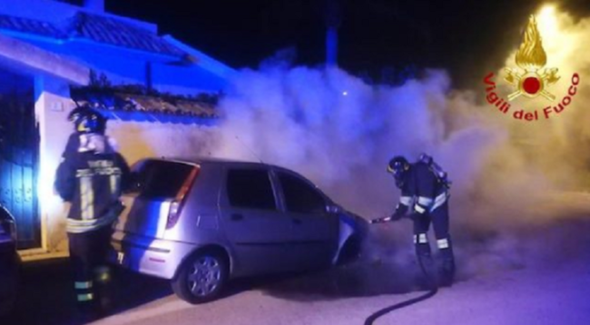 Fiamme alte nella notte, due auto prendono fuoco “misteriosamente”: indagini in corso