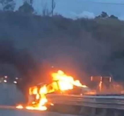 Paura lungo la SP 4, auto va in fiamme all’improvviso: occupanti trasportati in ospedale precauzionalmente