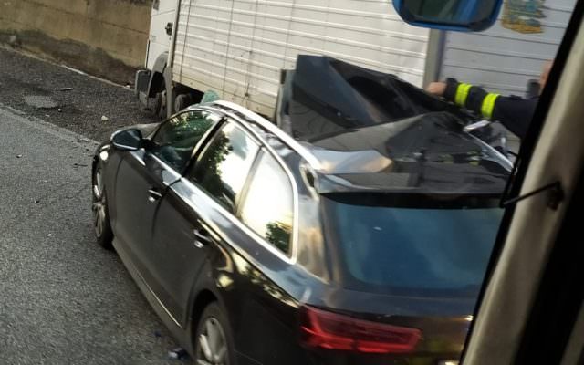 Auto si schianta contro furgone sulla A18, passeggeri incastrati: traffico paralizzato
